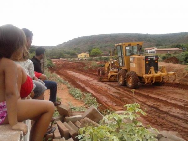 Prefeitura Municipal de Itainópolis faz obra de calçamento em Várzea Grande. - Imagem 1