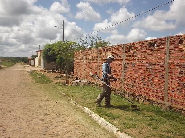 Prefeitura trabalha constante na limpeza de ruas e avenidas de Caxingó  - Imagem 2