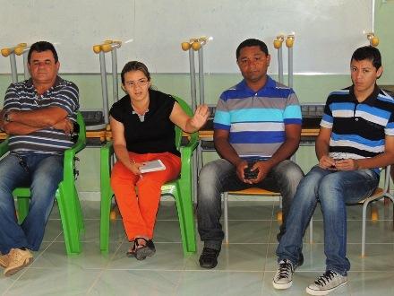 Moradores do São Luis se reúnem com Neuma Café em assentamento