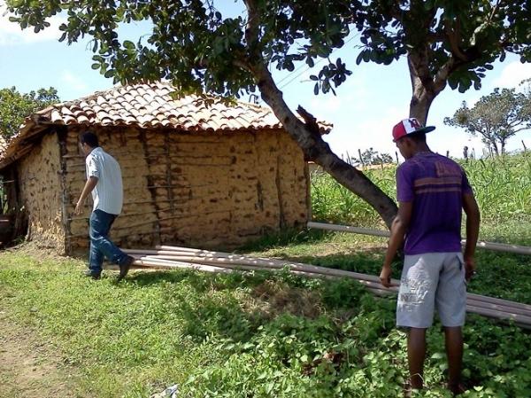 Sem água, saneamento básico e moradia digna, família viveu na zona urbana de Batalha por 28 anos, esquecida das autoridades. - Imagem 17