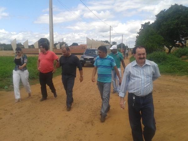Prefeito visita a construção da quadra coberta na Morada Nova - Imagem 4