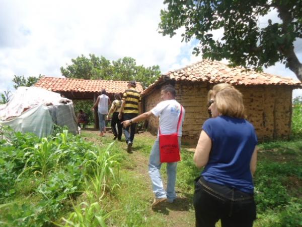 Sem água, saneamento básico e moradia digna, família viveu na zona urbana de Batalha por 28 anos, esquecida das autoridades. - Imagem 14
