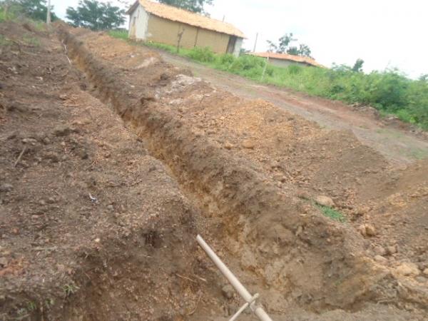 Sem água, saneamento básico e moradia digna, família viveu na zona urbana de Batalha por 28 anos, esquecida das autoridades. - Imagem 9