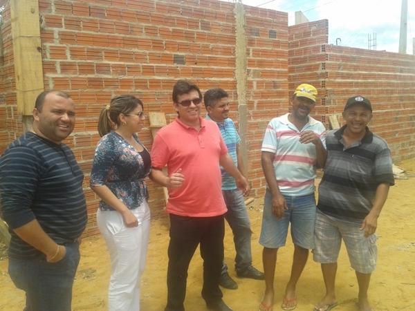 Prefeito visita a construção da quadra coberta na Morada Nova - Imagem 7