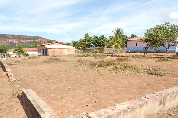 Prefeita Claudia lobo inicia obra da academia aberta no povoado para batins e reforma da quadra esportiva  - Imagem 7
