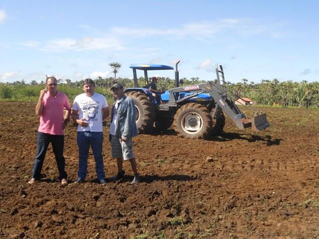 Prefeitura continua com serviço de arado para agricultores de Esperantina