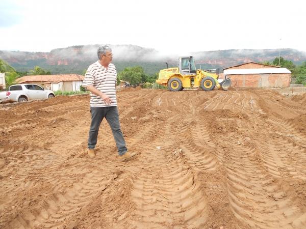Prefeita Claudia lobo inicia obra da academia aberta no povoado para batins e reforma da quadra esportiva  - Imagem 2