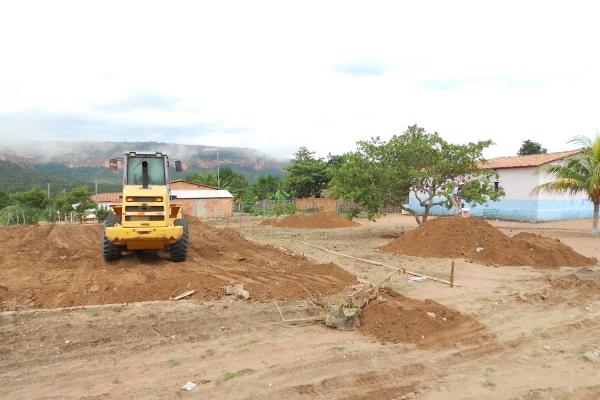 Prefeita Claudia lobo inicia obra da academia aberta no povoado para batins e reforma da quadra esportiva  - Imagem 4