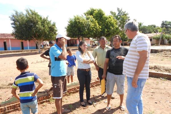 Prefeita Claudia lobo inicia obra da academia aberta no povoado para batins e reforma da quadra esportiva  - Imagem 9