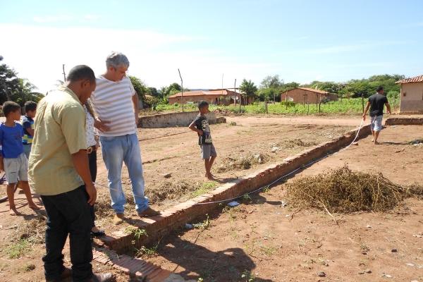 Prefeita Claudia lobo inicia obra da academia aberta no povoado para batins e reforma da quadra esportiva  - Imagem 12