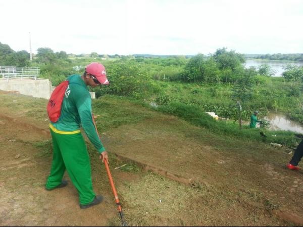 Prefeitura intensifica ações de limpeza e capina na Avenida Cesário Marinho - Imagem 3