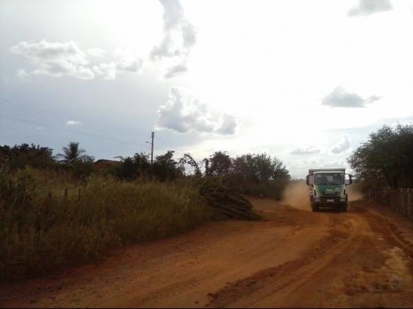 Prefeitura Municipal de Itainópolis consertada as estradas de Tombador  - Imagem 3