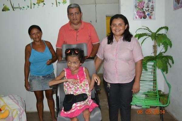 Prefeito Zé Resende entrega mais 2 cadeiras de rodas - Imagem 1