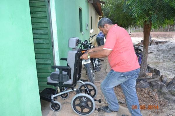 Prefeito Zé Resende entrega mais 2 cadeiras de rodas - Imagem 5