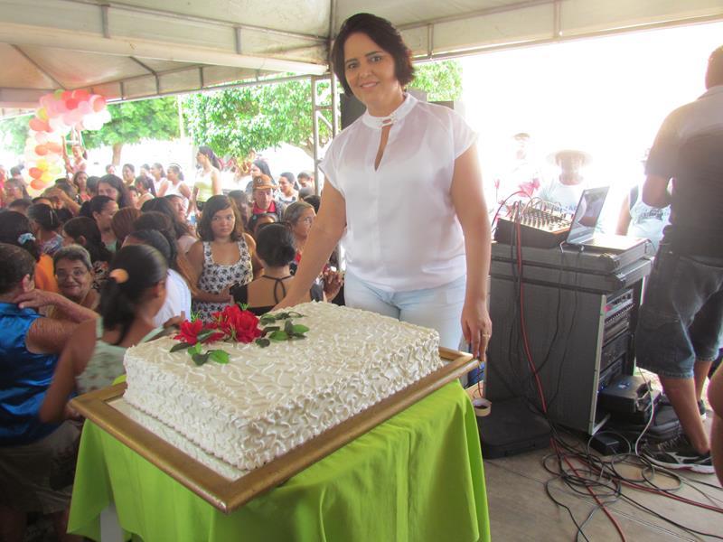 Prefeito Edílson Capote e primeira-dama Edneida Fortes realizaram festa para Mães
