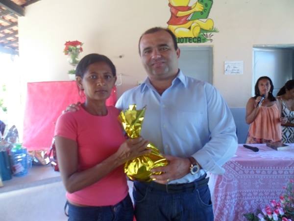 Prefeito Walfredo Filho participa de homenagens as mães nas escolas municipais