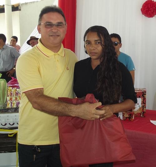 Prefeita Paula Araujo homenageou as mães brasileirenses com uma bela festa - Imagem 17