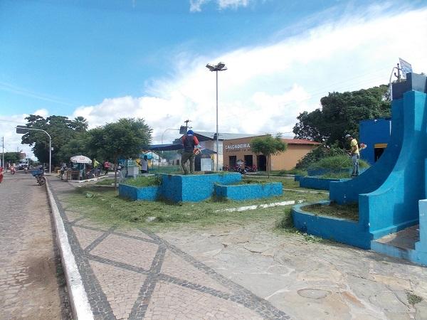 Prefeito inicia limpeza nas praças de Porto - Imagem 2