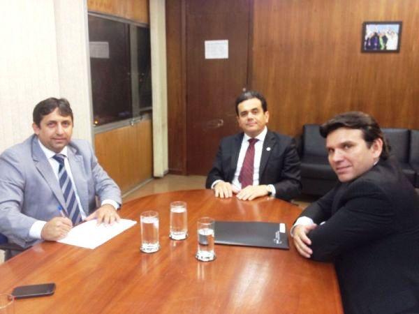 Prefeito Lourival Bezerra assinou convênio de dez milhões para obras de saneamento básico