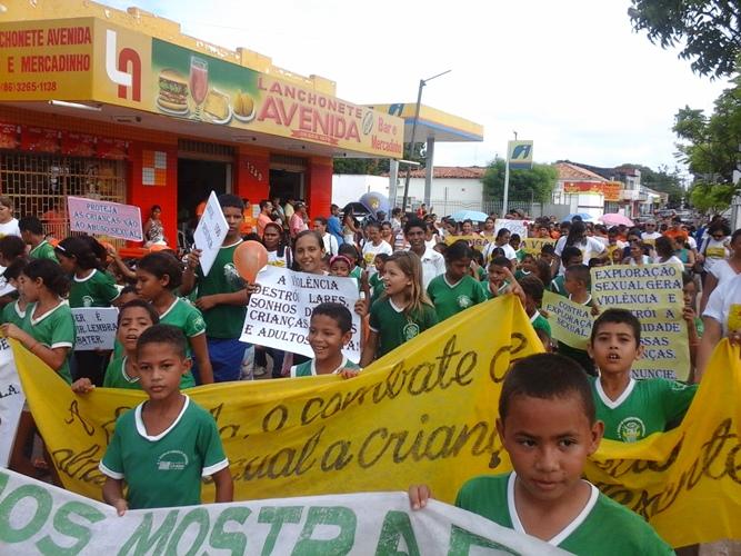 Caminhada reúne sociedade contra exploração sexual a crianças e adolescentes