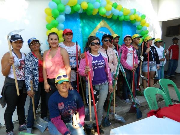 Prefeitura homenageia garis - Imagem 12