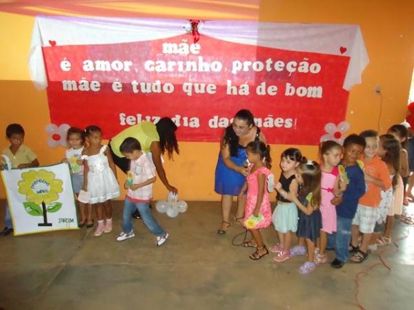 Escola Municipal 13 de Maio Homenageou as Mães pela passagem de seu Dia - Imagem 37