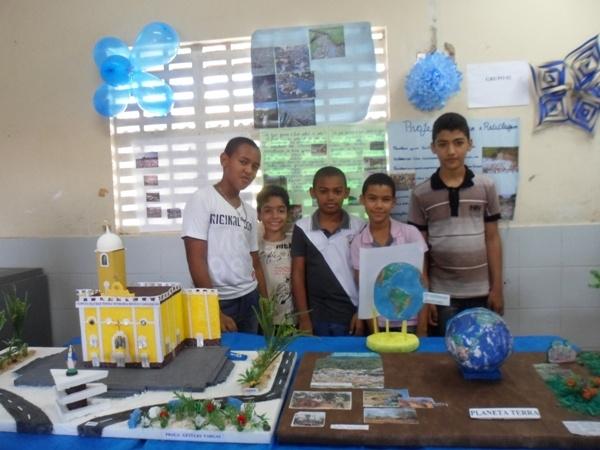  Alunos da Escola Municipal Amando da Costa Lima realizam trabalhos com reciclagem de lixos - Imagem 5