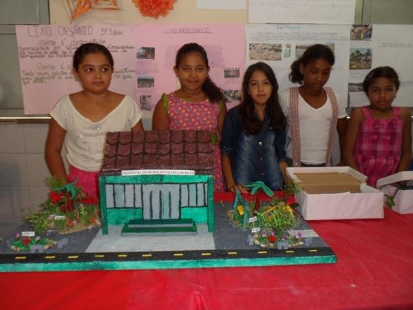  Alunos da Escola Municipal Amando da Costa Lima realizam trabalhos com reciclagem de lixos - Imagem 1
