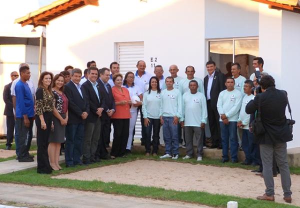 Prefeito de Cocal entrega oficio a Presidente Dilma durante solenidade em Parnaíba - Imagem 14