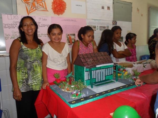  Alunos da Escola Municipal Amando da Costa Lima realizam trabalhos com reciclagem de lixos - Imagem 2