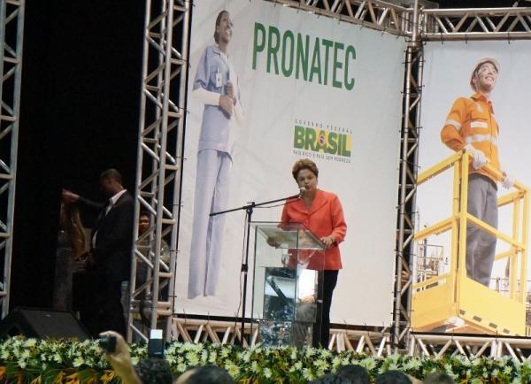 Alunos do PRONATEC recebem certificados em solenidade com a presidente Dilma - Imagem 12