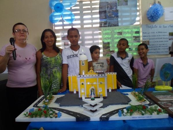  Alunos da Escola Municipal Amando da Costa Lima realizam trabalhos com reciclagem de lixos
