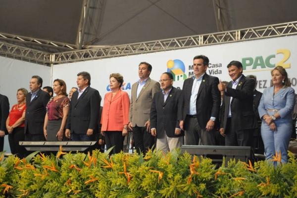 Prefeito de Cocal entrega oficio a Presidente Dilma durante solenidade em Parnaíba - Imagem 1