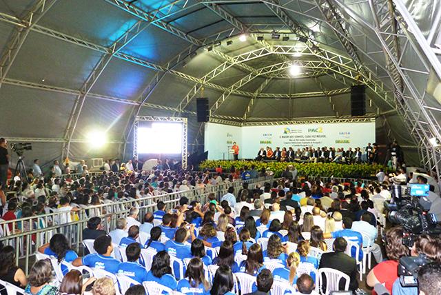 Prefeito de Cocal entrega oficio a Presidente Dilma durante solenidade em Parnaíba