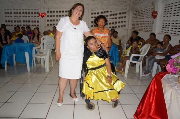 APAE realiza homenagem para as mães de alunos  - Imagem 11