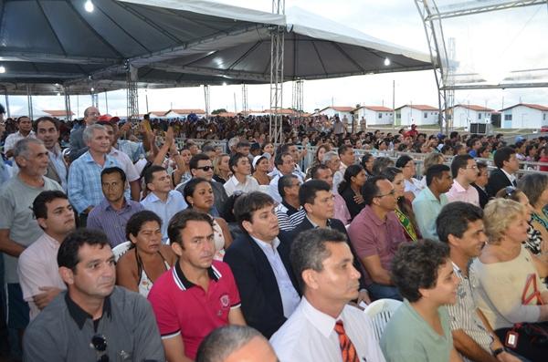 Prefeito de Cocal entrega oficio a Presidente Dilma durante solenidade em Parnaíba - Imagem 2
