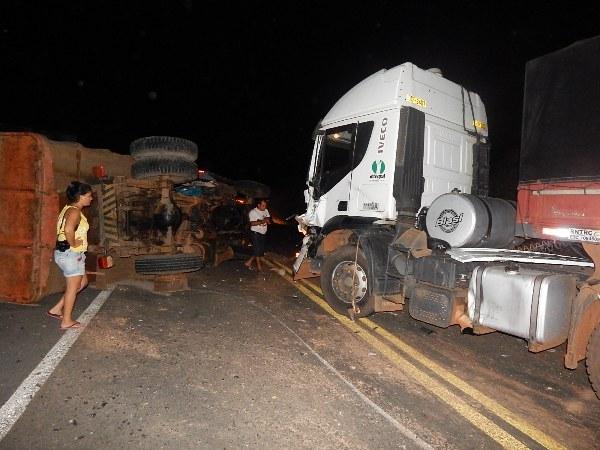 Acidente envolvendo uma carreta e uma caçamba na BR 343  - Imagem 5