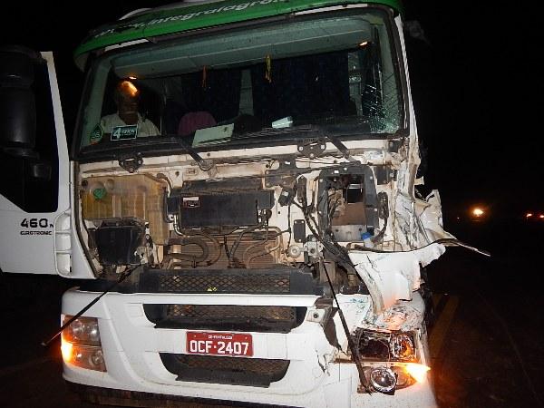 Acidente envolvendo uma carreta e uma caçamba na BR 343 