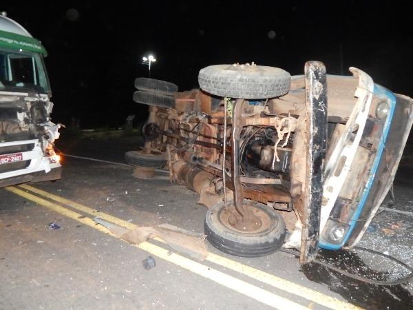 Acidente envolvendo uma carreta e uma caçamba na BR 343  - Imagem 2