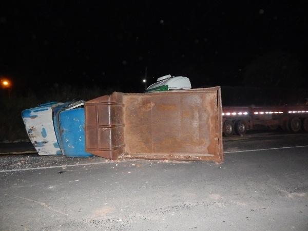 Acidente envolvendo uma carreta e uma caçamba na BR 343  - Imagem 4