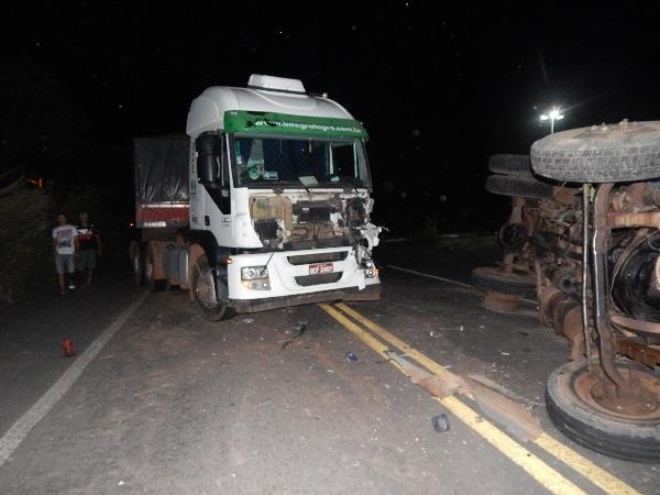 Acidente envolvendo uma carreta e uma caçamba na BR 343  - Imagem 3