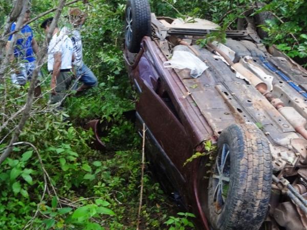 Carro capota e desce barranco em Lagoa de São Francisco - Imagem 6