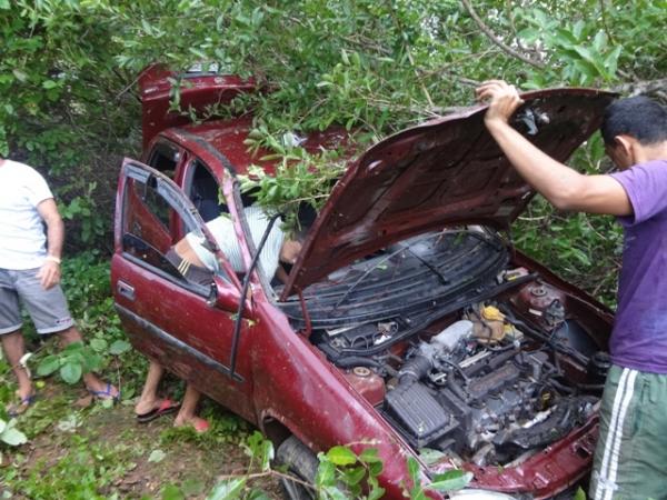 Carro capota e desce barranco em Lagoa de São Francisco - Imagem 2