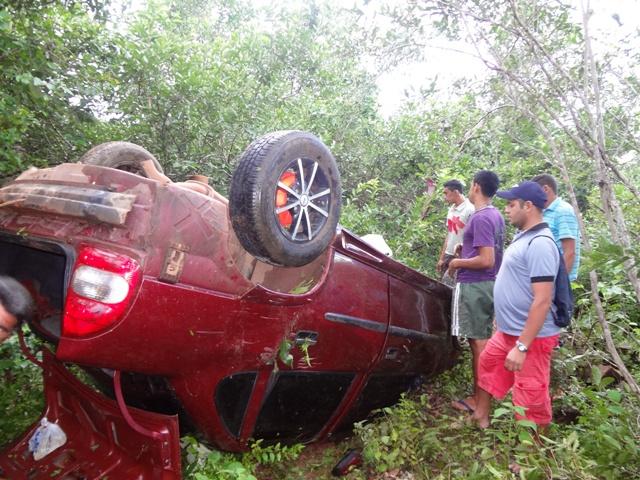 Carro capota e desce barranco em Lagoa de São Francisco