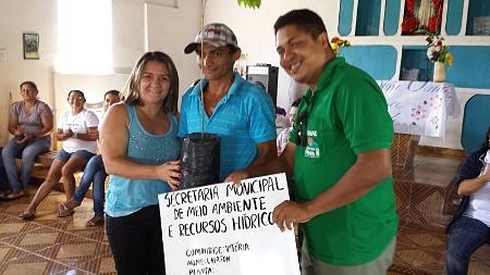Prefeitura distribui mudas nativas na comunidade Vitória