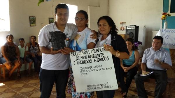 Prefeitura distribui mudas nativas na comunidade Vitória - Imagem 3