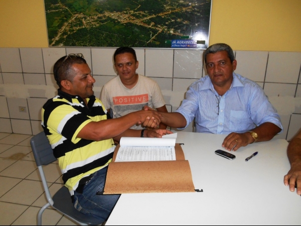 Prefeito Zé Resende visita local de mais um ginásio e assina ordem de serviço - Imagem 1