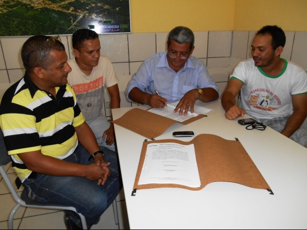 Prefeito Zé Resende visita local de mais um ginásio e assina ordem de serviço - Imagem 4