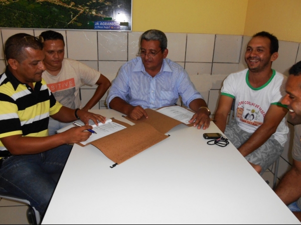 Prefeito Zé Resende visita local de mais um ginásio e assina ordem de serviço - Imagem 3