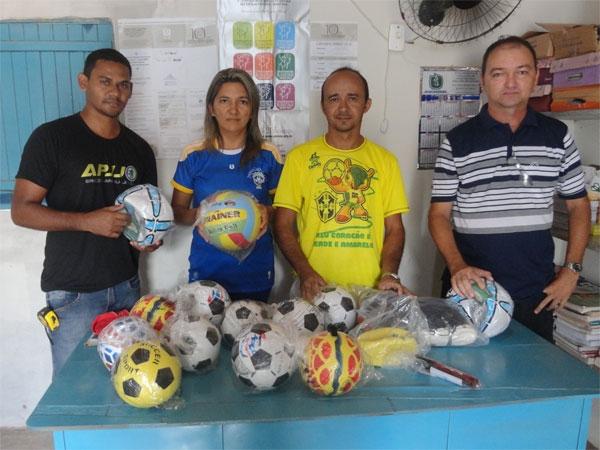 SEMEC faz entrega de material esportivo às escolas municipais  - Imagem 1